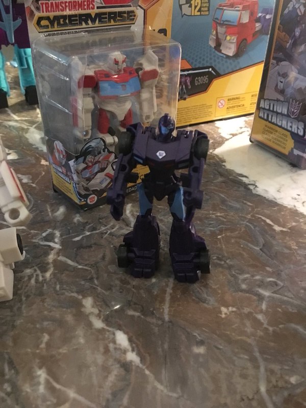 NYCC 2018   Photos From Hasbro Display Show Off New Cyberverse Bumblebee Movie Toys Siege Decepticon Art More  (9 of 19)